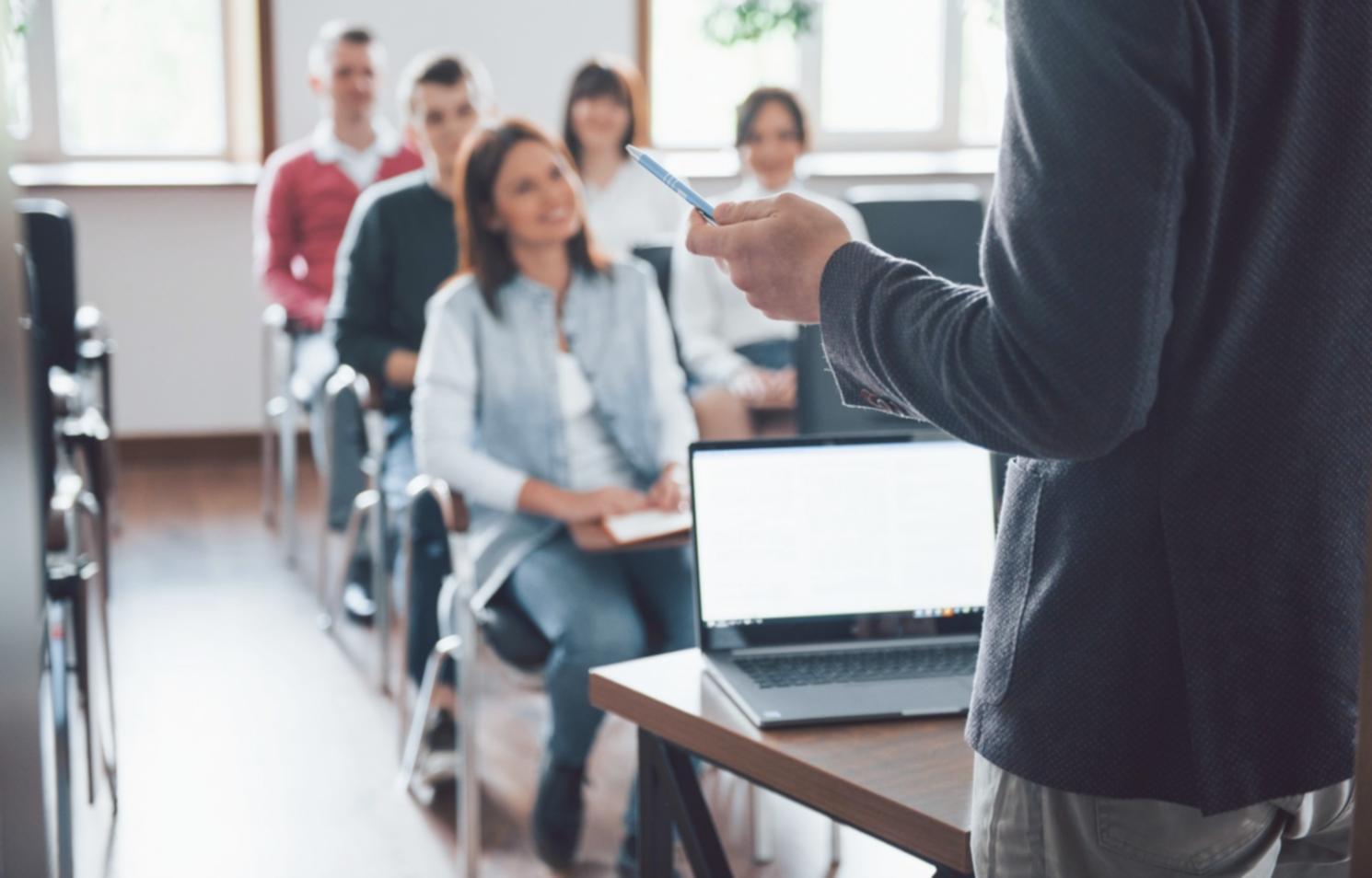 Eğitim programında grup çalışması yapan katılımcılar